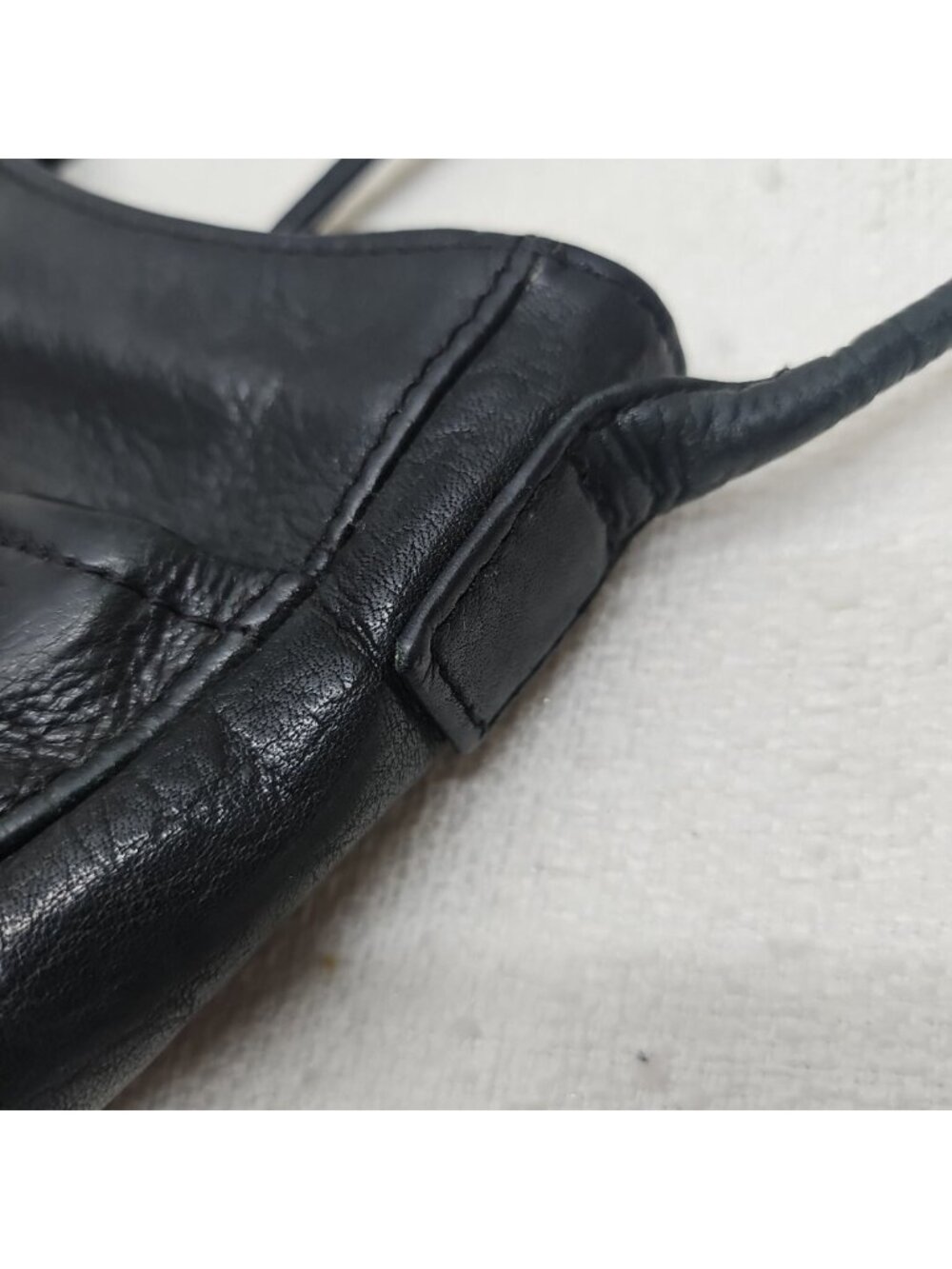 Vintage Fossil Black Leather Crossbody Bag Key Charm Y2K Minimalist - Picture 10 of 16